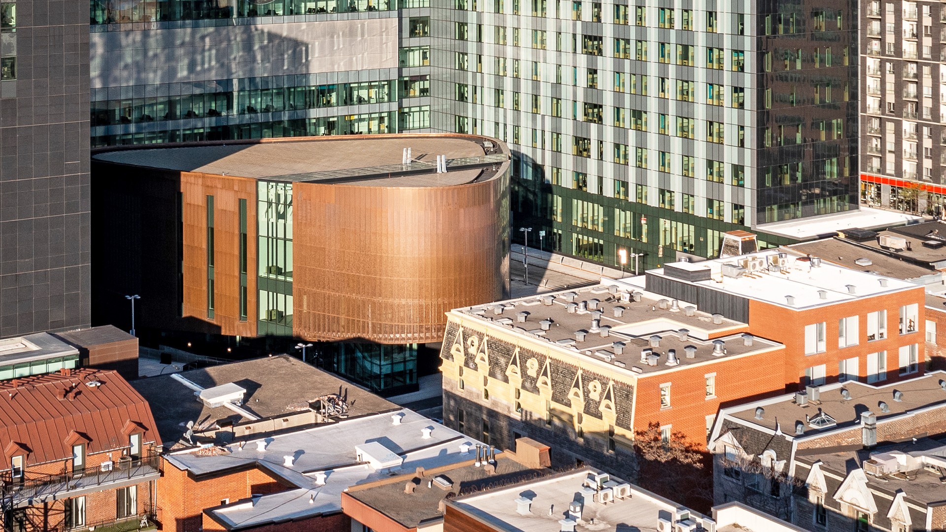 Le Prix Bâtiments institutionnels publics et le Prix du public de l’Ordre des architectes du Québec pour la dernière phase du nouveau complexe hospitalier du CHUM