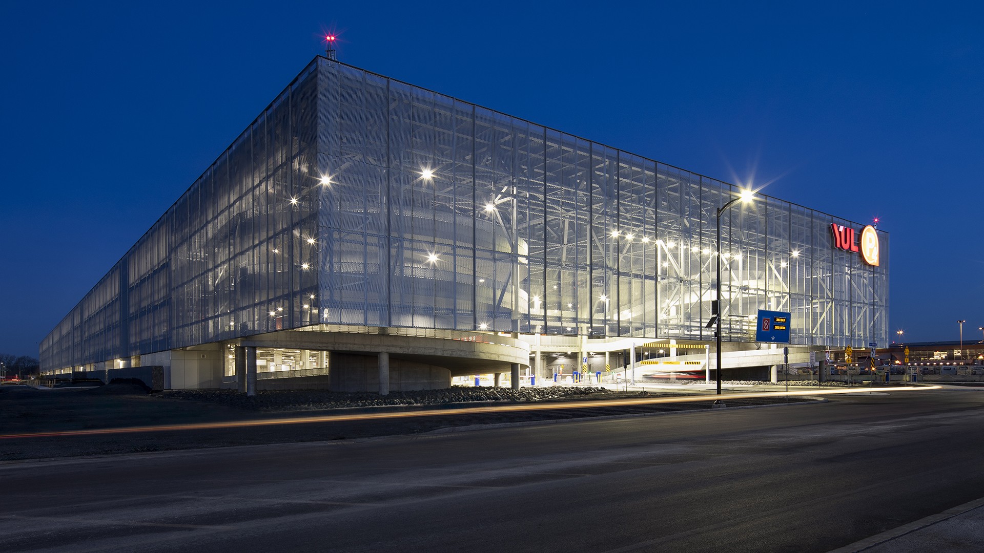 La fonction s'unit à l'art pour la durabilité : à YUL Aéroport international Montréal-Trudeau, le stationnement étagé P4 accueille un monde en mouvement