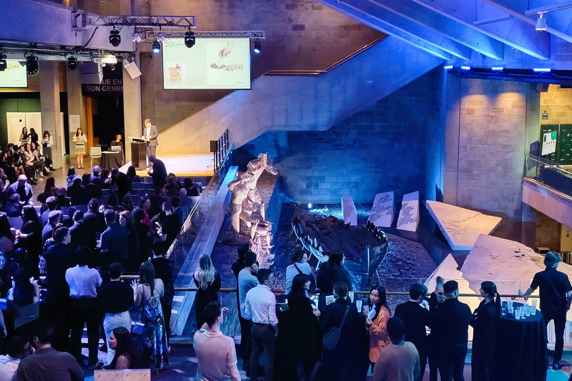 Remise du 1er prix du jury à la 32e édition de l’exposition-encan L'Objet